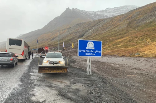 Dýrafjarðargöng eru 5,6 km að lengd og stytta Vestfjarðaveg um 27,4 km.