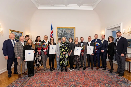 Sigurður Ingi Jóhannsson innviðaráðherra, Helgi Gíslason, Erzen Vefeli, Milana Garkusha, Hrafnhildur Sigurðardóttir, Rósa Ingvarsdóttir, Málfríður Bjarnadóttir, Helgi Már Birkisson, Halla Tómasdóttir forseti Íslands, Nökkvi Styr Jóhannesson, Eydís Ásbjörnsdóttir, Birgir Jónsson, Hans Rúnar Snorrason, Bergmann Guðmundsson, Sigurður Hannesson, Gerður Kristný og Ásmundur Einar Daðason, mennta- og barnamálaráðherra/Mynd: Mummi Lú