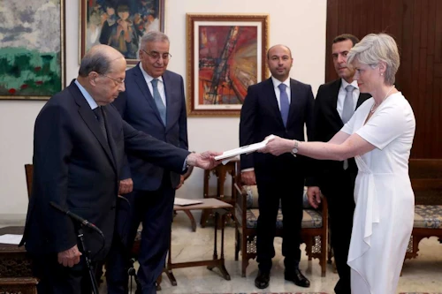 Unnur Orradóttir Ramette sendiherra í París afhenti Michel Aoun forseta Líbanon trúnaðarbréf sitt. Á myndinni má einnig sjá Abdallah Bou Habib nýskipaðan utanríkisráðherra, ráðuneytisstjóra utanríkisráðuneytisins og prótokollstjóran forsetahallarinnar