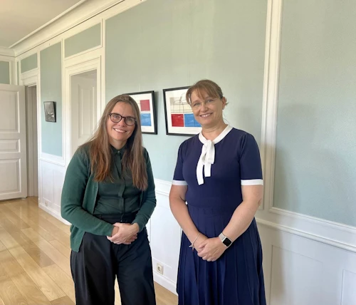 Katrín Jakobsdóttir forsætisráðherra og Kristín Benediktsdóttir, formaður kærunefndar jafnréttismála.