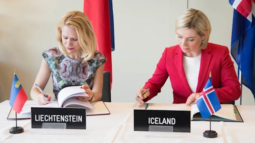 Aurelia Frick, utanríkisráðherra Liechtenstein og Lilja Alfreðsdóttir utanríkisráðherra Íslands við undirritun samningsins.