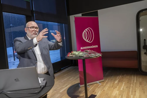 Logi Már Einarsson menningar-, nýsköpunar- og háskólaráðherra við úthlutun styrkja til hagnýtingar og innleiðingar íslenskrar máltækni.