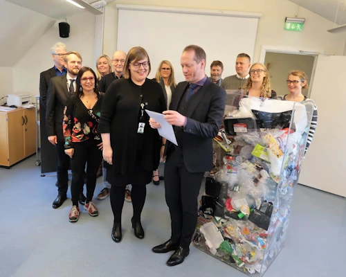 Hópurinn sem skipaði Samráðsvettvang í plastmálefnum afhenti Guðmundi Inga Guðbrandssyni, umhverfis- og auðlinndaráðherra tillögur sínar í dag.