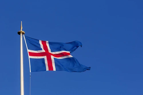 Íslenski fáninn blaktir við hún
