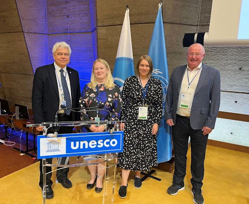 Sendinefnd Íslands á aðalráðstefnunni: Vladimir Ryabinin, framkvæmdastjóri IOC, Kristín Halla Kristinsdóttir frá fastanefnd Íslands gagnvart UNESCO, Hrönn Egilsdóttir sviðsstjóri hjá Hafrannsóknarstofnun  og formaður sendinefndar og Árni Snorrason forstjóri Veðurstofunnar