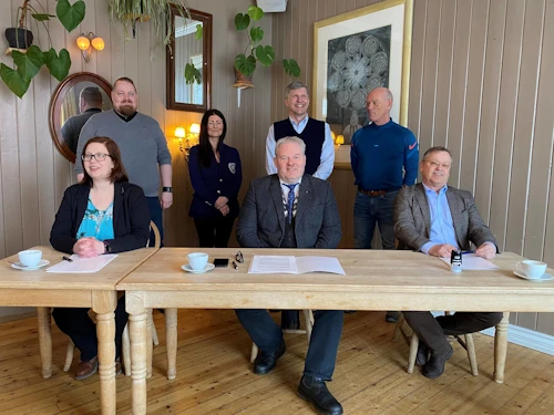 Verkefnisstjórn stillir sér upp í aftari röð: F.v.: Stefán Bogi Sveinsson, Berglind Harpa Svavarsdóttir, Gauti Jóhannsson og Ólafur Hr. Sigurðsson.