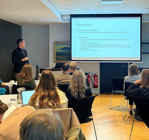 Dr. Bjarni Már Magnússon, sérfræðingur í þjóðarétti og umhverfis- og loftslagsrétti kynnir nýlega álitsrgerð loftslagsráðs um ráðgefandi álit Alþjóðadómstólsins um skyldur ríkja vegna loftslagsbreytinga og þýðingu þess fyrir Ísland