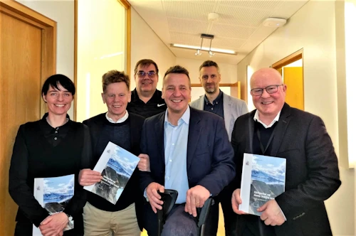 Guðlaugur Þór Þórðarson, umhverfis-, orku- og loftslagsráðherra fær afhenta skýrslu starfshóps um stöðu og áskoranir í þjóðgörðum og öðrum friðlýstum svæðum.