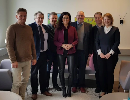 Knútur Rafn Ármann, Pétur E Þórðarson, Gunnar Þorgeirsson, Ásmundur Friðriksson, Geir Guðmundsson og Ása María H. Guðmundsdóttir afhenda Þórdísi Kolbrúnu R. Gylfadóttur skýrsluna