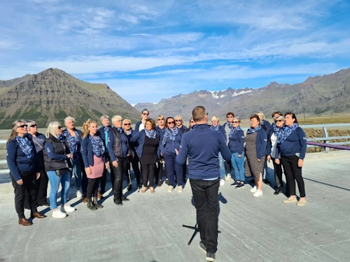 Kvennakór Hornafjarðar söng á nýrri brú yfir Steinavötn við athöfn þegar brýrnar fjórar voru teknar formlega í notkun. Kórinn hefur tekið lagið á öllum einbreiðum brúm á svæðinu til að styðja við fækkun þeirra.