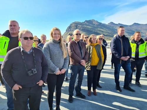 Gestir á opnunarathöfn Vegagerðarinnar á nýju brúnni yfir Steinavötn.