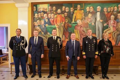Heimsókn í Alþingishúsið. Bauer aðmírál til hægri handar er Njáll Trausti Friðbertsson, alþingismaður og formaður Íslandsdeildar NATO-þingsins. 