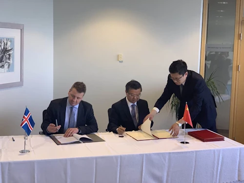 Guðlaugur Þór Þórðarson utanríkisráðherra og Ni Yufeng tollamálaráðherra Kína undirrita bókunina. 