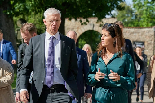 Þórdís Kolbrún Reykfjörð Gylfadóttir utanríkisráðherra ásamt forsætisráðherra Lettlands, Krišjānis Kariņš.