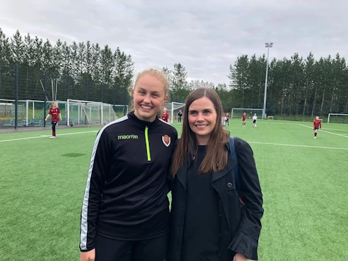 Elíza Gígja Ómarsdóttir og Katrín Jakobsdóttir á Víkingsvellinum í gær.