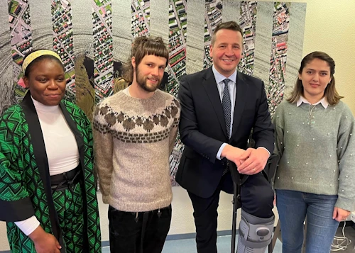 Guðlaugur Þór Þórðarson, umhverfis-, orku- og loftslagsráðherra, ásamt doktorsnemunum Ruth Phoebe Tchana Wandji, Christian Klopsch og Asra Salimi.