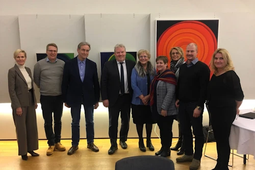 Sigurður Ingi Jóhannsson, samgöngu- og sveitarstjórnarráðherra, og Ragnhildur Hjaltadóttir, ráðuneytisstjóri, ásamt nýrri ráðgjafarnefnd Jöfnunarsjóðs sveitarfélaga.