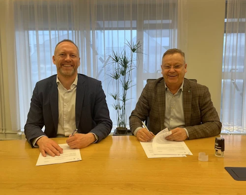 Guðmundur Ingi Guðbrandsson, félags- og vinnumarkaðsráðherra, og Björn Ingimarsson, sveitarstjóri Múlaþings, undirrita samninginn.