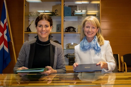 Þórdís Kolbrún Reykfjörð Gylfadóttir utanríkisráðherra og Kerin Ann Burns Ayyalaraju sendiherra Ástralíu gagnvart Íslandi undirrituðu samninginn.