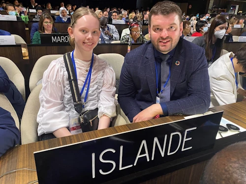 Ásmundur Einar Daðason mennta- og barnamálaráðherra með Ingu Huld Ármann fulltrúa ungmenna á fundi menntamálaráðherra aðildarríkja UNESCO í sumar
