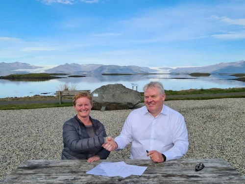 Ásgerður Kristín Gylfadóttir, formaður SASS, og Sigurður Ingi Jóhannsson, samgöngu- og sveitarstjórnarráðherra, við undirritun samkomulags um þekkingarsetrið.