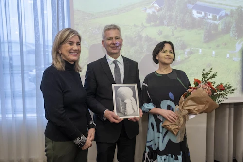 Hanna Katrín Friðriksson atvinnuvegaráðherra ásamt handhöfum landbúnaðarverðlaunanna 2025, þeim Stefaníu Hjördísi Leifsdóttur og Jóhannesi Ríkarðssonar, ábúendum á Brúnastöðum í Fljótum í Skagafirði.  