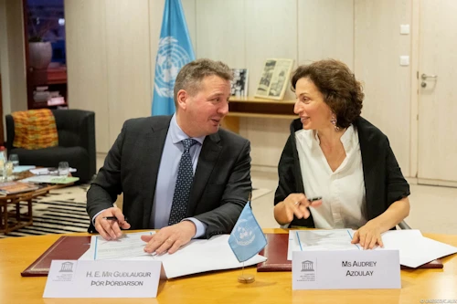 Guðlaugur Þór Þórðarson utanríkisráðherra og Audrey Azoulay, aðalframkvæmdastjóri UNESCO, við undirritunina í dag.