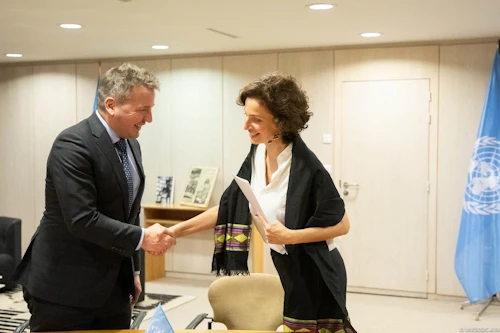 Guðlaugur Þór Þórðarson utanríkisráðherra og Audrey Azoulay, aðalframkvæmdastjóri UNESCO, við undirritunina í dag.