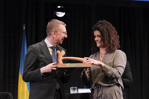 Þórdís Kolbrún Reykfjörð Gylfadóttir utanríkisráðherra afhendir Edgar Rinkēvičs útskorinn fundarhamar eftir listakonuna Sigríði Kristjánsdóttur til marks um að formennsku Íslands í Evrópuráðinu sé lokið og nýtt formennskutímabil undir stjórn Lettlands hafið.