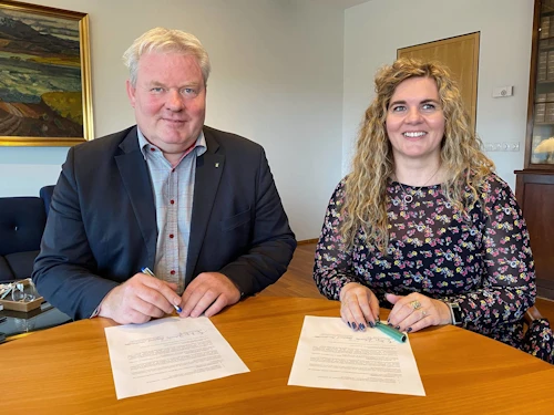 Sigurður Ingi Jóhannsson, samgöngu- og sveitarstjórnarráðherra, og Berglind Kristinsdóttir, framkvæmdastjóri Sambands sveitarfélaga á Suðurnesjum, við undirritunina.