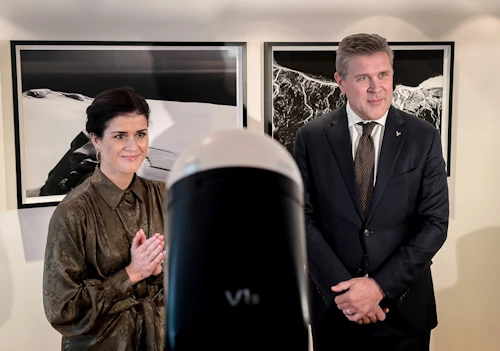 Þórdís Kolbrún Reykfjörð Gylfadóttir ásamt Bjarna Benediktssyni við lyklaskiptin í utanríkisráðuneytinu í dag.