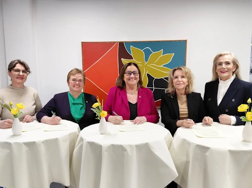 Inga Sæland, mennta- og barnamálaráðherra, ásamt f.v. Kolbrúnu Þ. Pálsdóttur, forseta Menntavísindasviðs HÍ, Silju Báru Ómarsdóttur, rektor Háskóla Íslands, Ingu Dóru Sigfúsdóttur, stofnanda Rannsókna og greininga, og Ragnýju Þóru Guðjohnsen, faglegum stjórnanda Íslensku æskulýðsrannsóknarinnar við undirritun samnings í mennta- og barnamálaráðuneytinu í dag