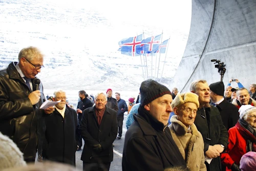 Hreinn Haraldsson ávarpar gesti í Norðfjarðargöngum. Við hlið hans eru prestarnir Sigurður Rúnar Sigurðsson og Davíð Baldursson og fremst eru Steingrímur J. Sigfússon fyrrverandi samgönguráðherra, Stefán Þorleifsson, Jón Gunnarsson og Anna Hallgrímsdóttir.