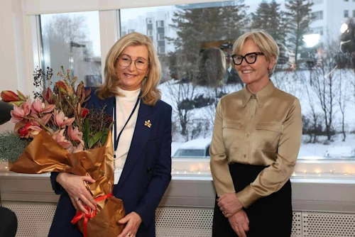 Alma D. Möller heilbrigðisráðherra ásamt Ástu Valdimarsdóttur ráðuneytisstjóra