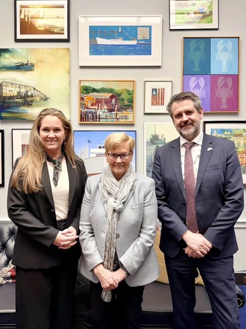Svanhildur Hólm Valsdóttir, sendiherra Íslands í Bandaríkjunum, og Martin Eyjólfsson ráðuneytisstjóri með Chellie Pingree, þingkonu frá Maine.