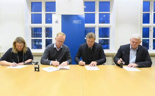Elín Árnadóttir, Kjartan Már Kjartansson, Bjarni Benediktsson og Magnús Stefánsson við undirritun samkomulagsins.