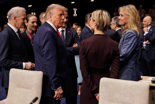 Kristrún Frostadóttir forsætisráðherra og Þorgerður Katrín Gunnarsdóttir utanríkisráðherra ræða við Donald Trump Bandaríkjaforseta.
