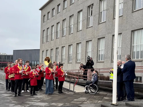 Margrét Lilja Aðalsteinsdóttir, formaður Sjálfsbjargar, vígði rampinn nýja við Aðalbyggingu en hún vígði einmitt fyrsta rampinn í átakinu á sínum tíma.