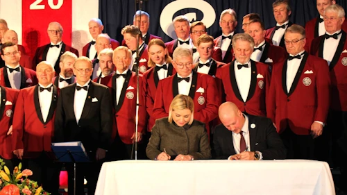 Lilja Alfreðsdóttir, mennta- og menningarmálaráðherra og Stefán Vagn Stefánsson formaður byggðaráðs Skagafjarðar undirrita viljayfirlýsingu.