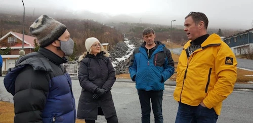Guðmundur Ingi Guðbrandsson, umhverfis- og auðlindaráðherra, Sigríður Auður Arnardóttir formaður Ofanflóðasjóðs, Jón Björn Hákonarson bæjarstjóri Fjarðarbyggðar og Rúnar Már Gunnarsson, frá bæjarstjórn Fjarðarbyggðar við Grjótá á Eskifirði.