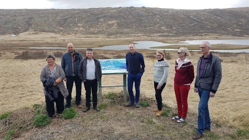 Ráðherra ásamt fulltrúum samstarfshóps og forstjóra Umhverfisstofnunar.