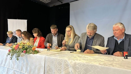 Sigríður Huld Jónsdóttir skólameistari VMA, Finnur Yngvi Kristinsson sveitarstjóri Eyjafjarðarsveitar, Þórunn Sif Harðardóttir sveitarstjóri Svalbarðsstrandarhrepps, Eyrún Ingibjörg Sigþórsdóttir sveitarstjóri Dalvíkurbyggðar, Ásmundur Einar Daðason, mennta- og barnamálaráðherra, Ásthildur Sturludóttir bæjarstjóri Akureyrarbæjar, Þröstur Friðfinnsson sveitarstjóri Grýtubakkahrepps og Snorri Finnlaugsson sveitarstjóri Dalvíkurbyggðar undirrita samning um stækkun VMA í Gryfjunni í dag
