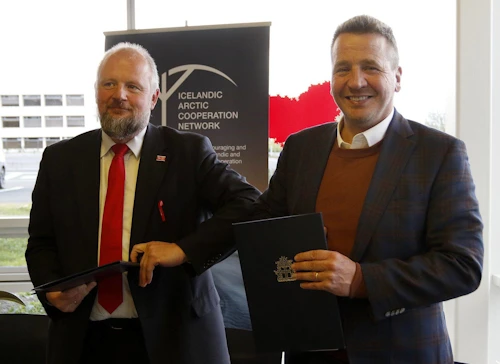 Eyjólfur Guðmundsson og Guðlaugur Þór Þórðarson við undirritunina