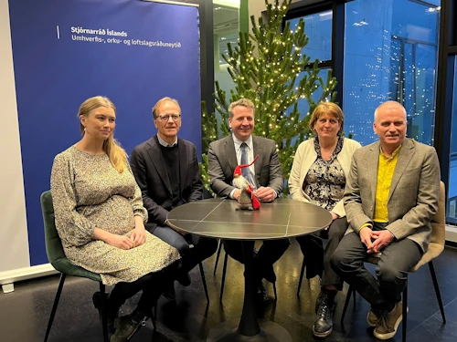 Frá vinstri: Dóra Björk Þrándardóttir nýsköpunarstjóri hjá Landsvirkjun, Bjarni Guðmundsson, framkvæmdastjóri SASS, Guðlaugur Þór Þórðarson, umhverfis-, orku- og loftslagsráðherra, Ragnheiður I. Þórarinsdóttir, rektor Landbúnaðarháskóla Íslands og Sveinn Aðalsteinsson, framkvæmdastjóri Orkídeu.