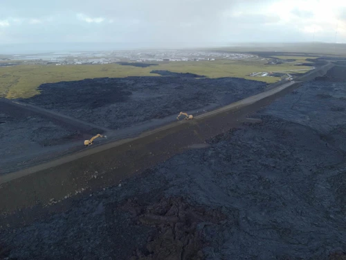 Þeir varnargarðar sem reistir hafa verið hafa gegnt lykilhlutverki í að verja bæði samfélag og mikilvæga innviði gegn stórfelldu tjóni