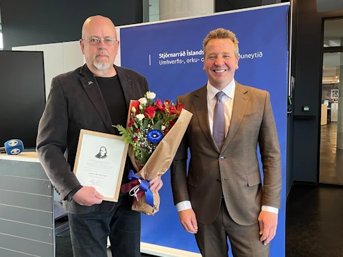 Guðlaugur Þór Þórðarson, umhverfis-, orku- og loftslagsráðherra, veitir Jóhanni Óla Hilmarssyni  Náttúruverndarviðurkenningu Sigríðar í Brattholti.