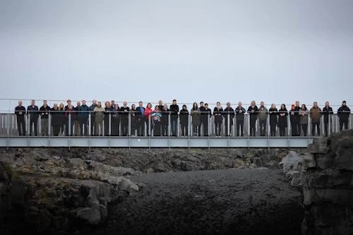 Hópurinn heimsótti brúna milli heimsálfa á Reykjanesi.