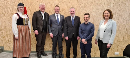 Frá vinstri: Sigrún Ágústsdóttir forstjóri Umhverfisstofnunar, Haraldur Benediktsson alþingismaður, Guðlaugur Þór Þórðarson, umhverfis-, orku- og loftslagsráðherra, Kristinn Jónasson bæjarstjóri Snæfellsbæjar, Hákon Ásgeirsson þjóðgarðsvörður og Inga Dóra Hrólfsdóttir sviðsstjóri Umhverfisstofnun.