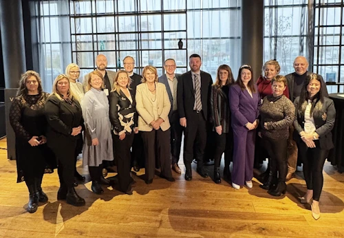 Mennta- og barnamálaráðherra, ásamt stjórnendum landshlutasamtaka sveitarfélaga: Dagmar Ýr Stefánsdóttir, Berglind Harpa Svavarsdóttir, Sigríður Ó. Kristjánsdóttir, Jóhanna Ösp Einarsdóttir, Páll Snævar Brynjarsson, Guðveig Eyglóardóttir, Páll Björgvin Guðmundsson, Regína Ásvaldsdóttir, Katrín M. Guðjónsdóttir, Bjarni Guðmundsson, Anton Kári Halldórsson, Albertína Friðbjörg Elíasdóttir, Lára Halldóra Eiríksdóttir, Berglind Kristinsdóttir og Halldóra Fríða Þorvaldsdóttir