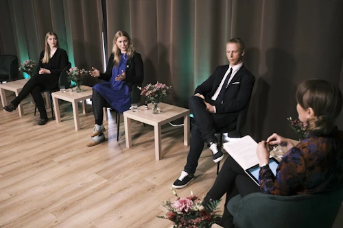 Sigurður Ingi Friðleifsson, framkvæmdarstjóri Orkuseturs, flutti ávarp. Á myndinni eru að auki Edda Sif Aradóttir, framkvæmdastýra Carbfix,  Agnes Freyja Björnsdóttir frá Studio allsber og  Brynja Þorgeirsdóttir fundarstýra. Stefán Gíslason hjá Environice tók þátt í pallborðsumræðunum í gegnum Zoom.